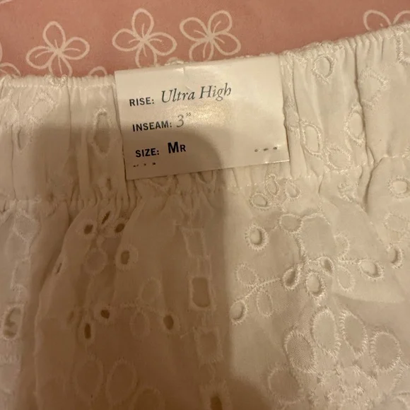 Abercrombie & Fitch White Eyelet Women Shorts - Picture 2 of 3